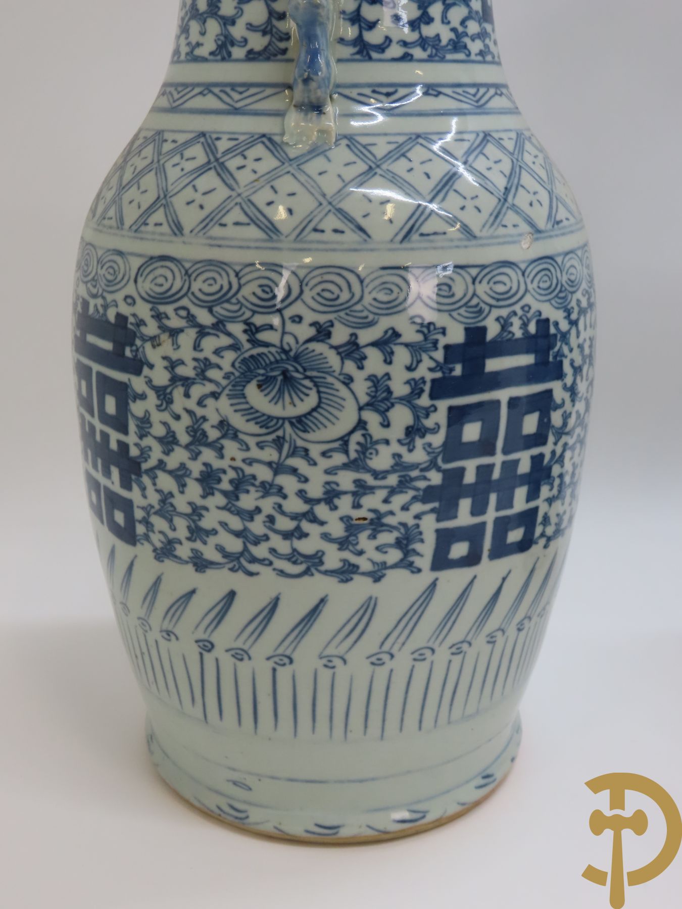 Twee Chinese porseleinen vazen met blauw/wit decor en Chinese tekens