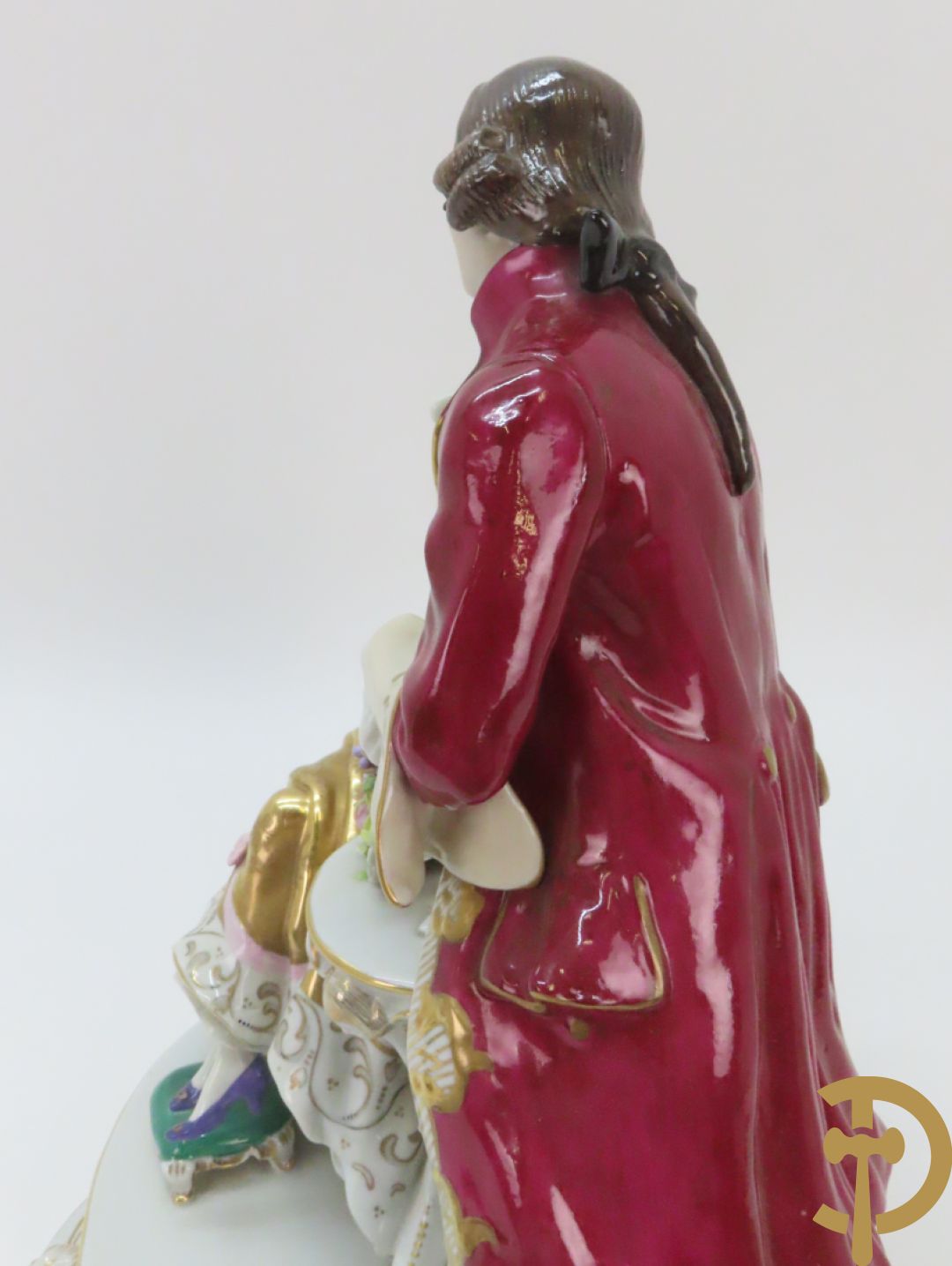 Porseleinen groep met zittende dame bij mandoline en heer met boeket bloemen, achteraan gemerkt Sax