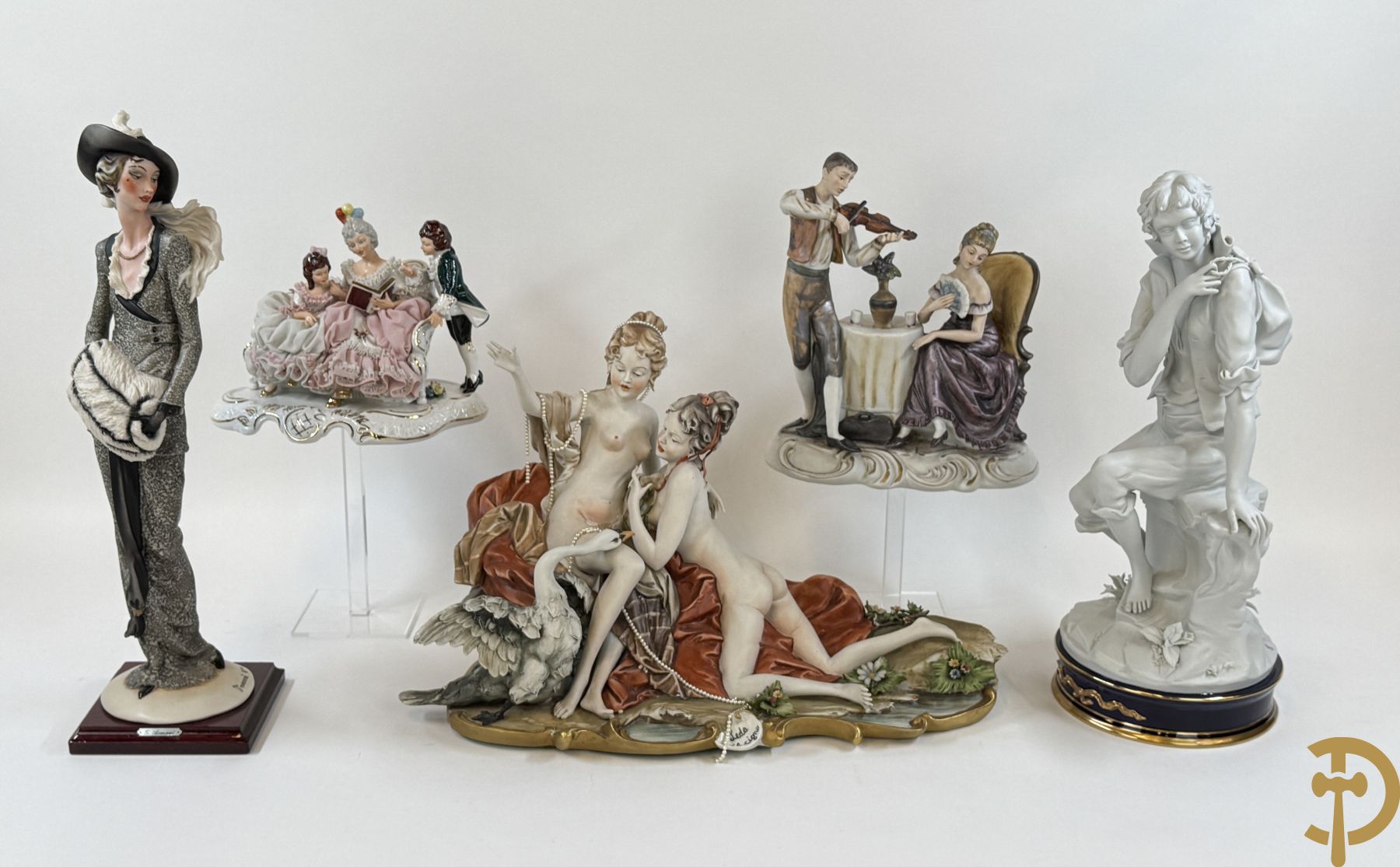 Italiaanse biscuitgroepen w.o. grote groep met 2 liggende naakte dames met zwaan, jongeman op rots, vioolspeler met edeldame, dame met kanten jurk en kinderen + Armani G. getekend 