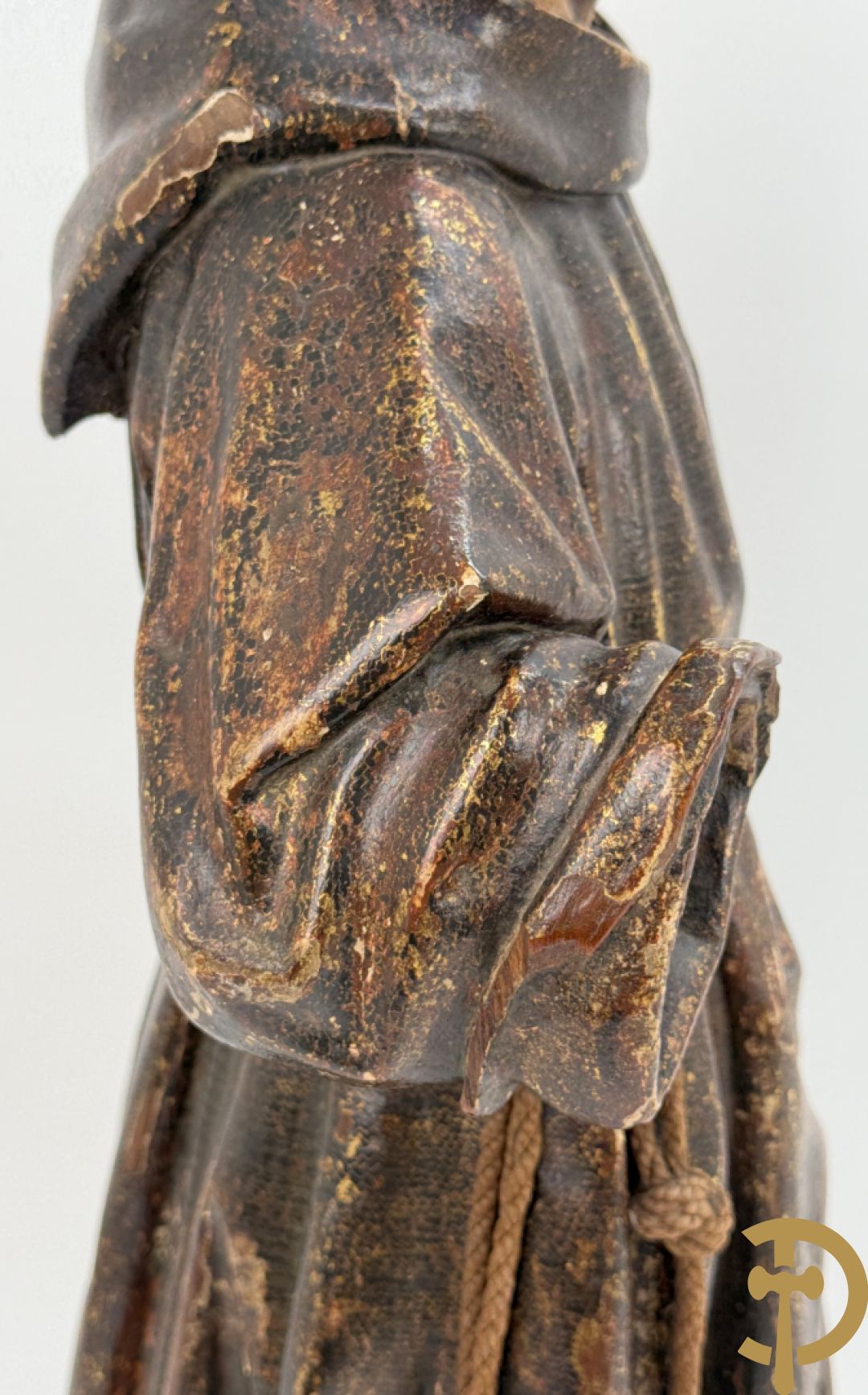 Gepolychromeerde houtsculptuur van Sint Antonius steunend met linkervoet op wereldbol