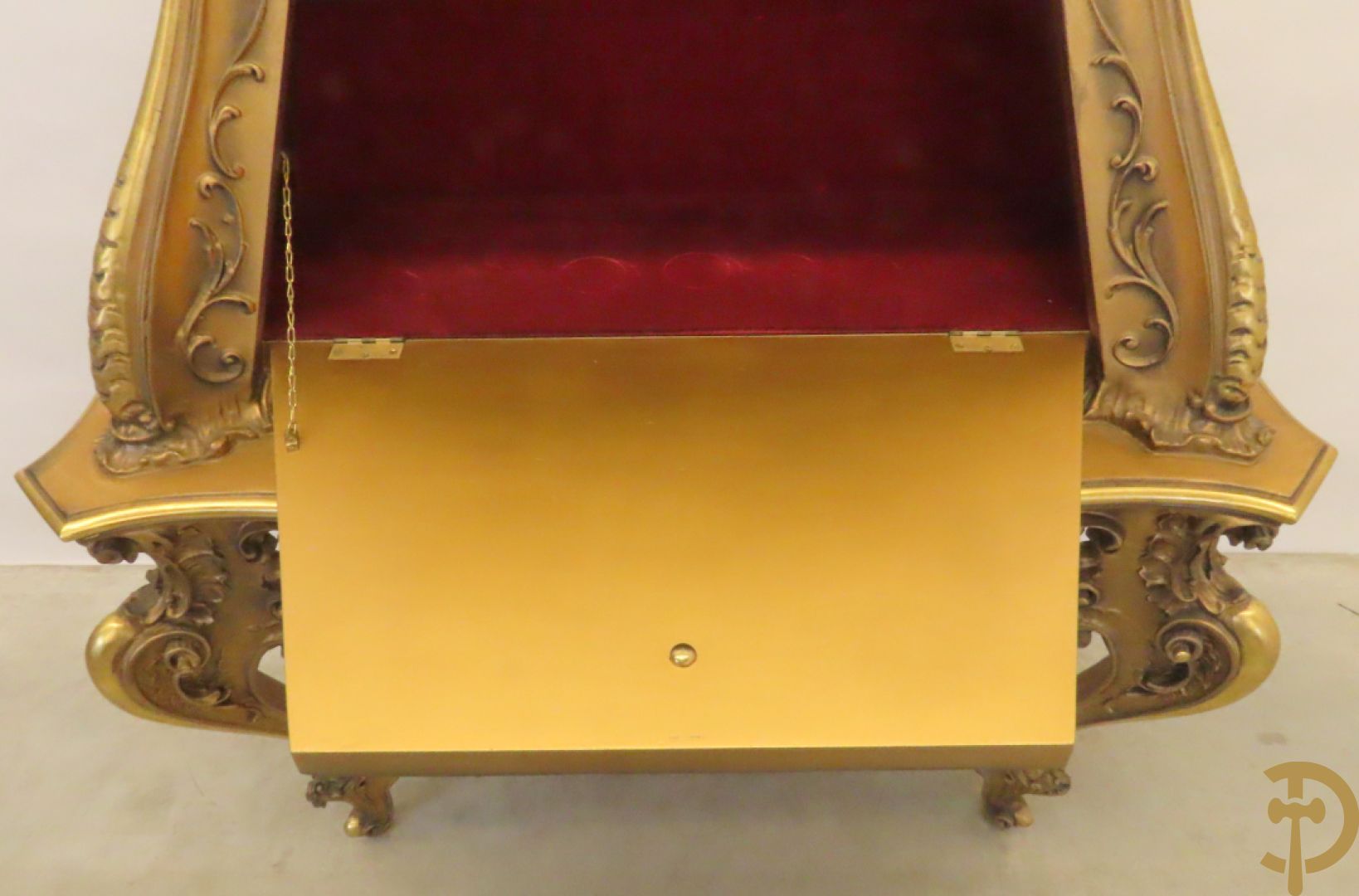 Uitzonderlijke vergulde bar met accanthusranken en bloemenmotieven op voluutvormige poten