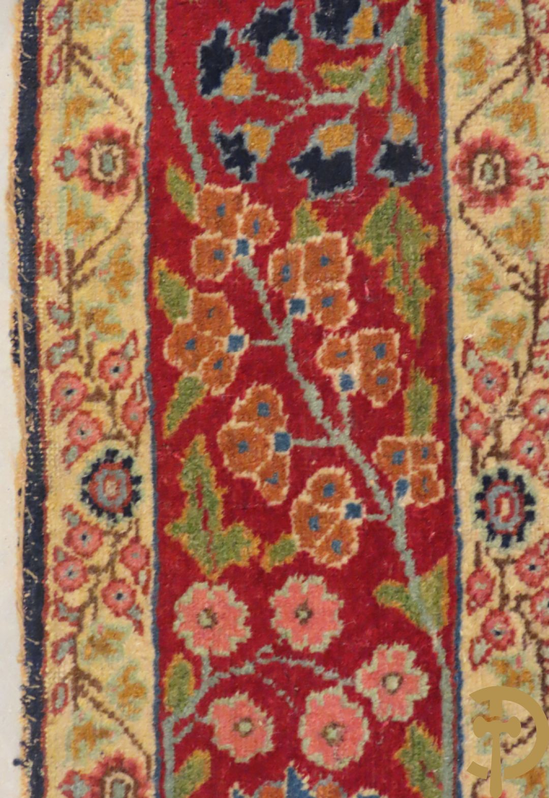 Antiek Oosters handgeknoopt tapijt Tabriz met amfoor en bloementafereel