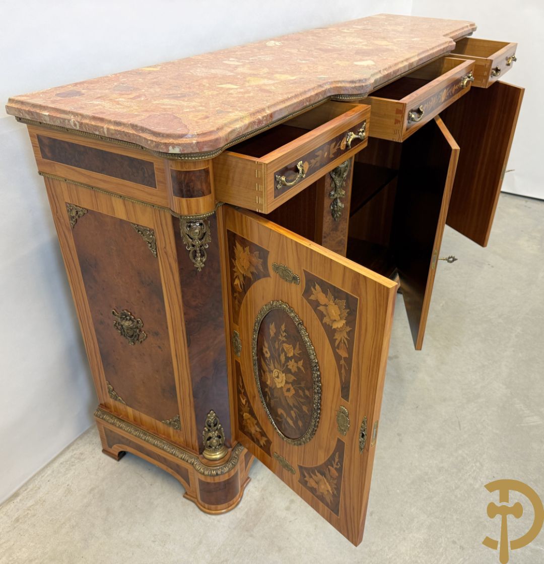 Notelaren driedeursdressoir met bloemenmarquetterie, bronsbeslag en marmeren blad