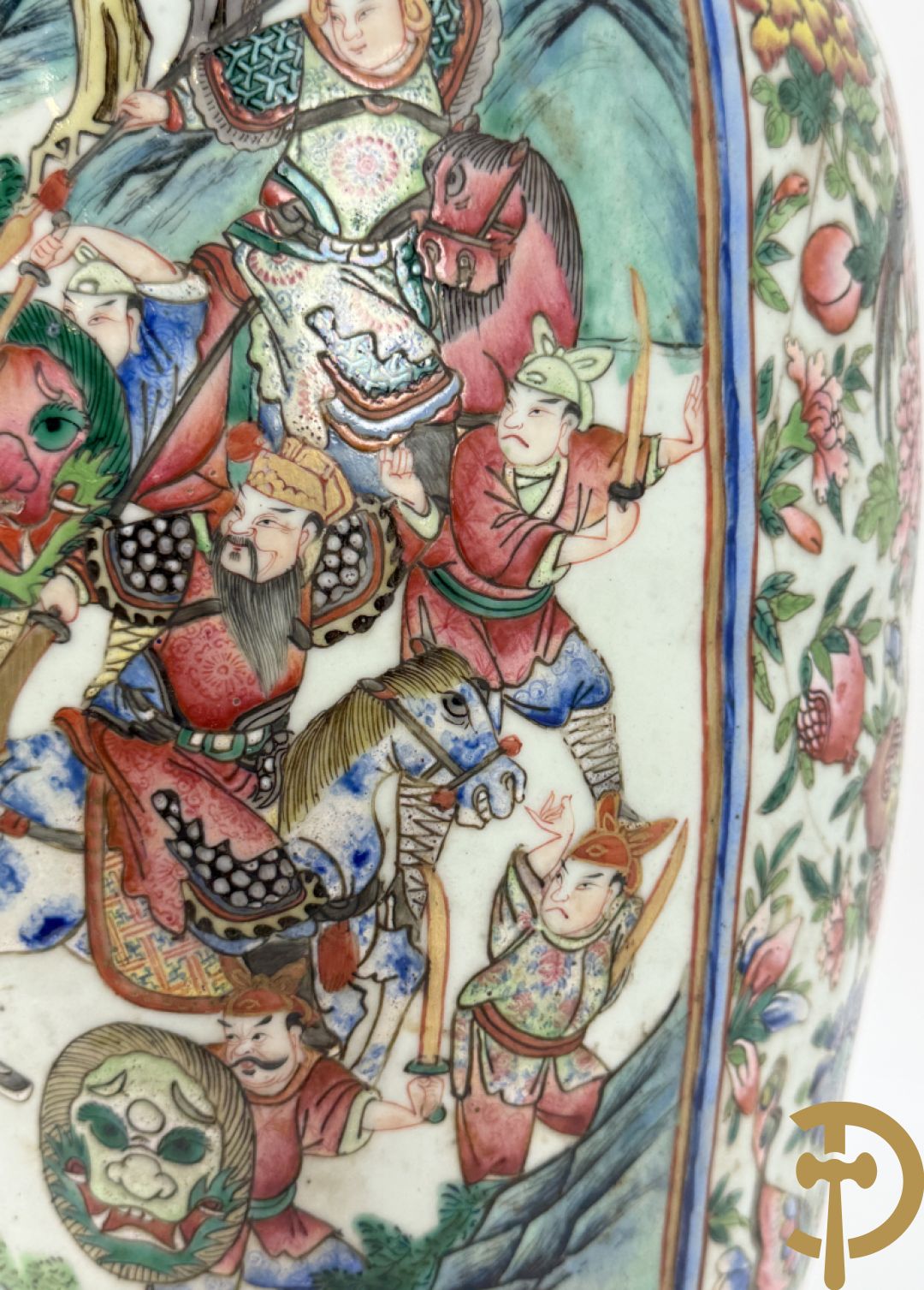 Chinese porseleinen vaas met geanimeerd krijgerdecor en vogeltaferelen
