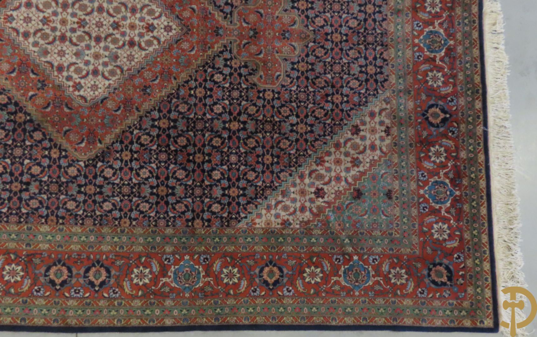 Oosters handgeknoopt tapijt met centraal decor op blauwe fond met bloemenmotieven