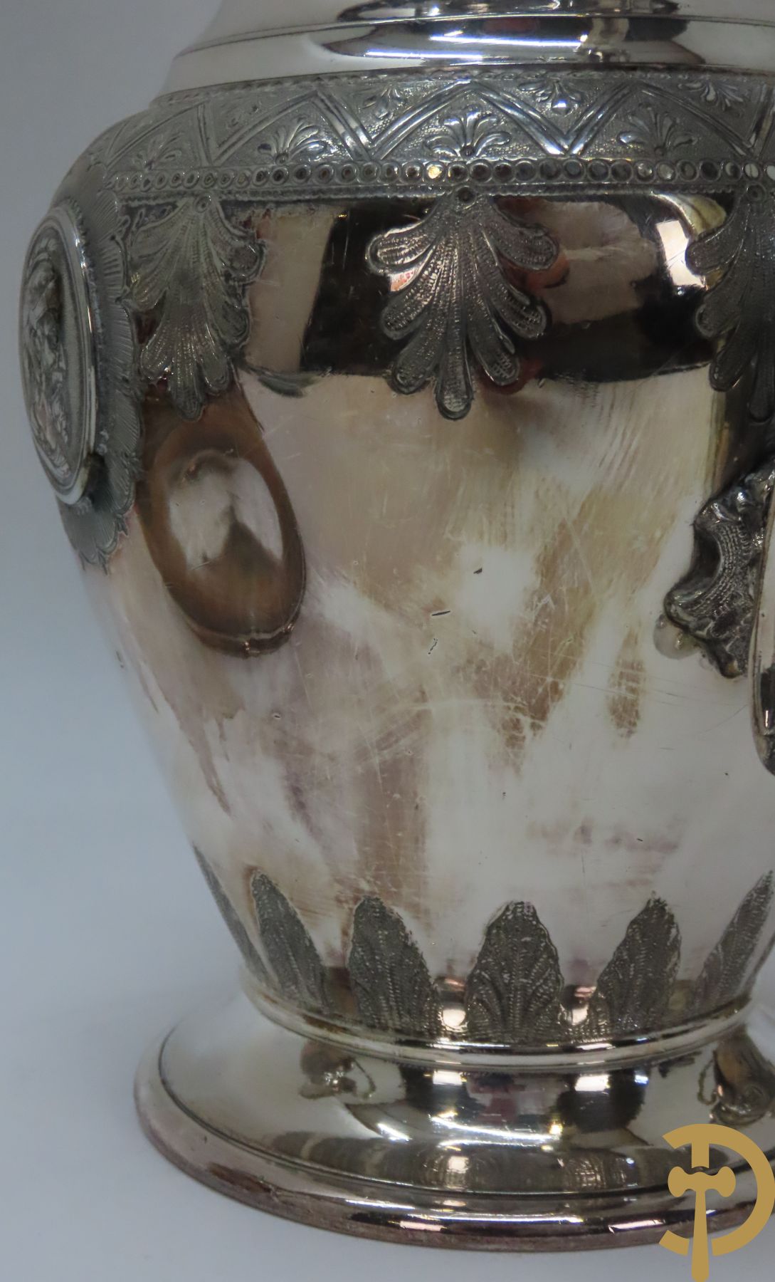 Verzilverd koffiestel MFD & Plated by Reed & Barton 2046 bestaande uit koffiekan, melkkan en suikerpot met ovale medaillons + verzilverde coupe met eekhoorn en rocaille + verzilverde coupe met glas + Verzilverde schenkkan met houten handvat