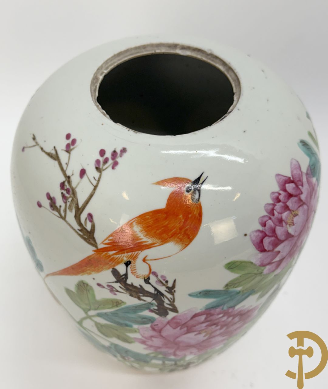 Drie Chinese porseleinen dekselpotiches met vogel- en bloemendecor