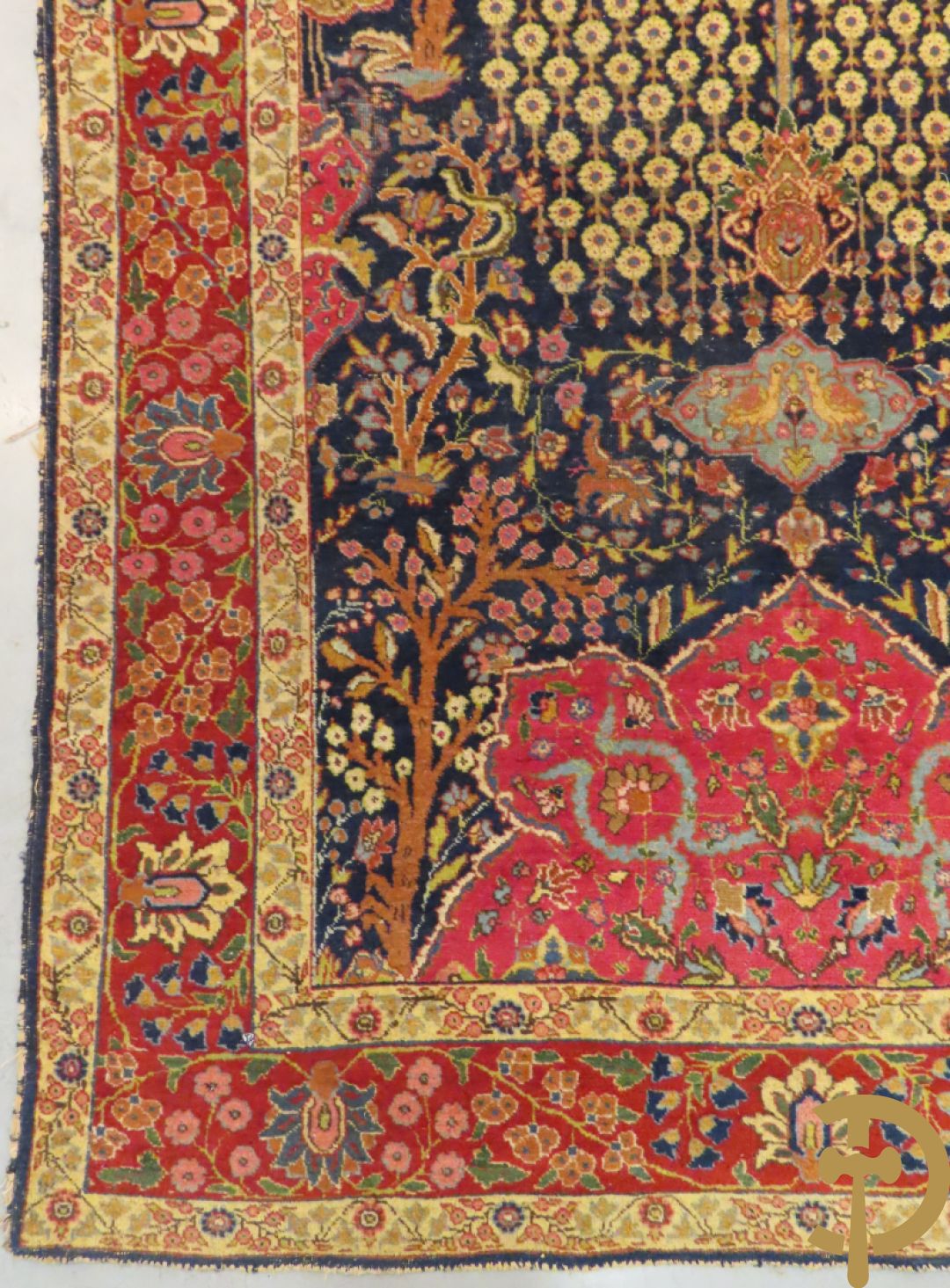 Antiek Oosters handgeknoopt tapijt Tabriz met amfoor en bloementafereel