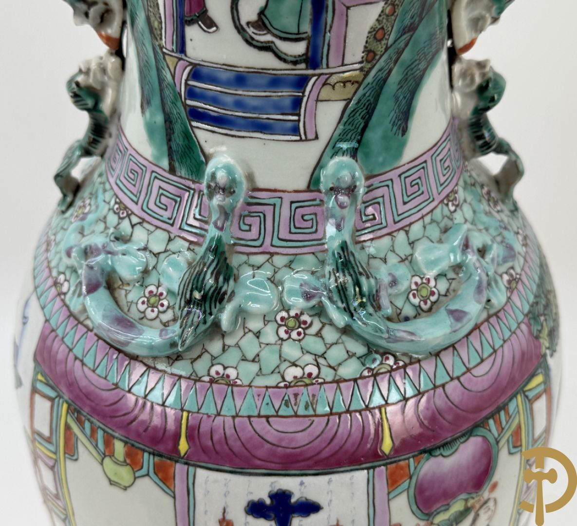 Chinese porseleinen vaas met dubbel decor van geanimeerd interieurzicht en mannen op paarden