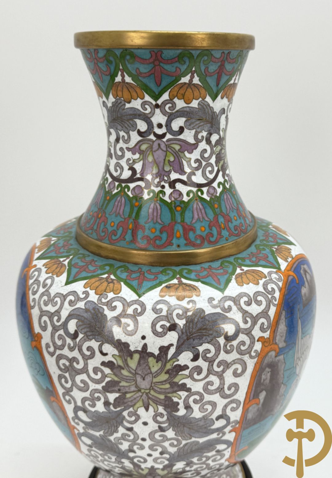 Paar cloisoné vazen met decor van vogels en bloemen op bijhorende zwarte sokkels