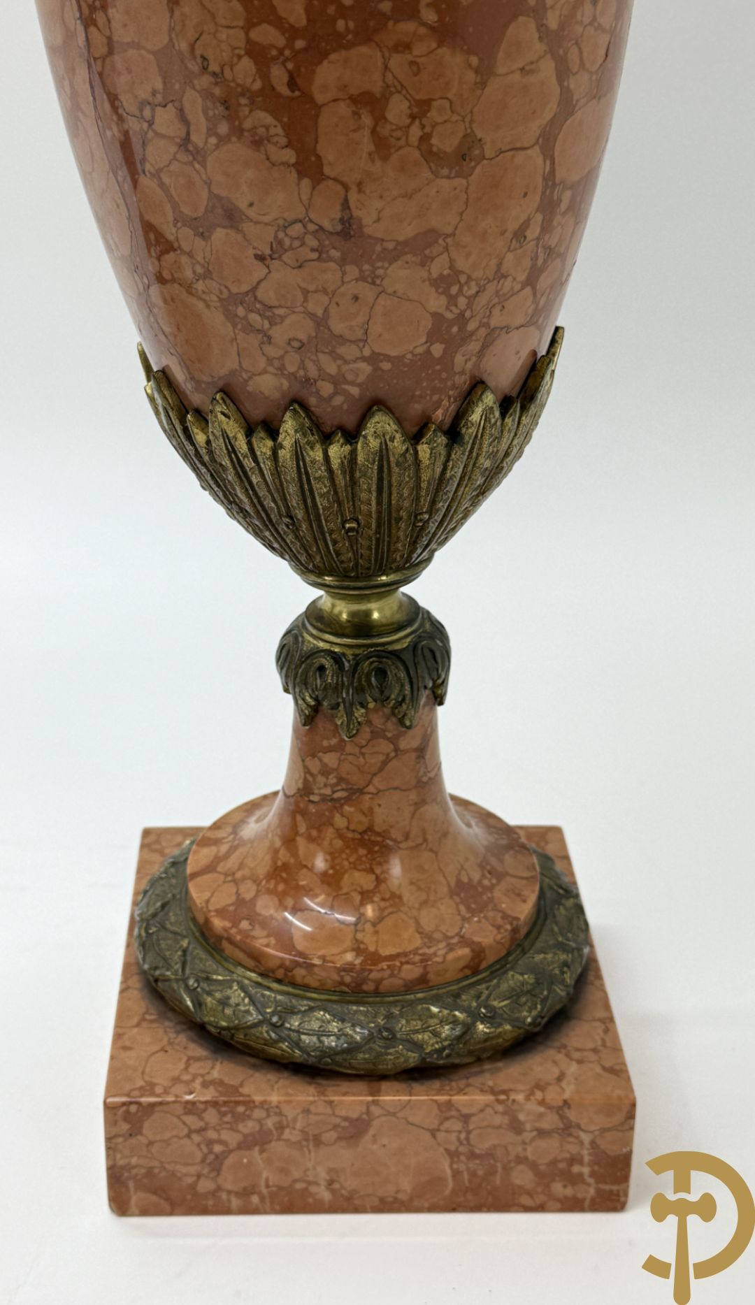 Paar oranje/rode marmeren cassolettes, zijdelings bezet met dameshoofden dragende een guirlande van bloemen - bovenaan met bloementroffee