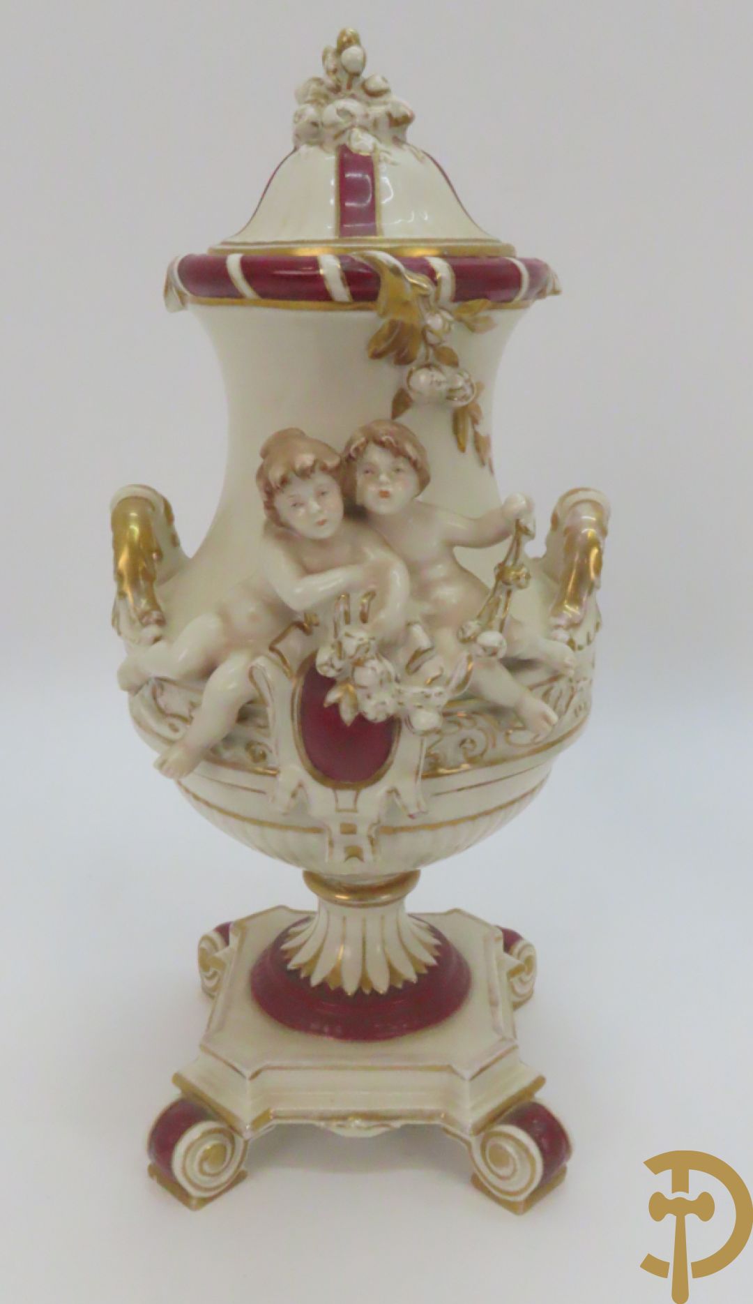 Koets in Royal Dux getrokken door cupido