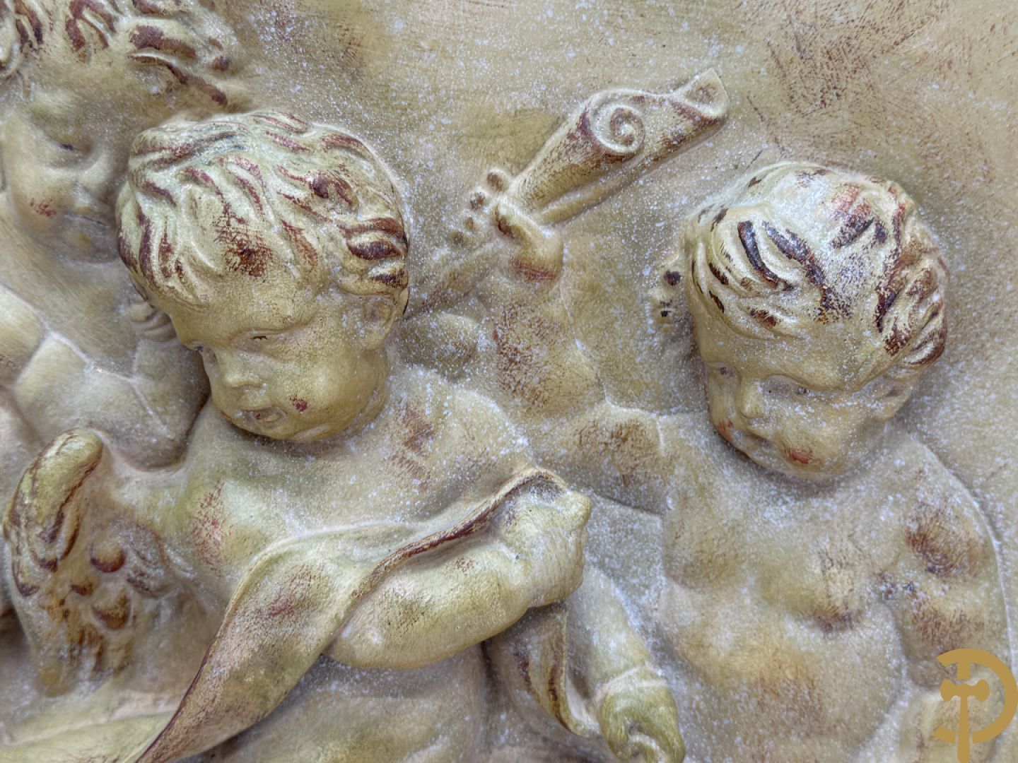 Halve maanvormig basrelief in terra cotta met romantisch decor van musicerende en spelende cupido