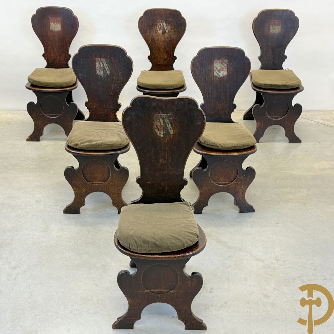 Zes landelijke eiken stoelen met beschilderde wapenschilden op de rug