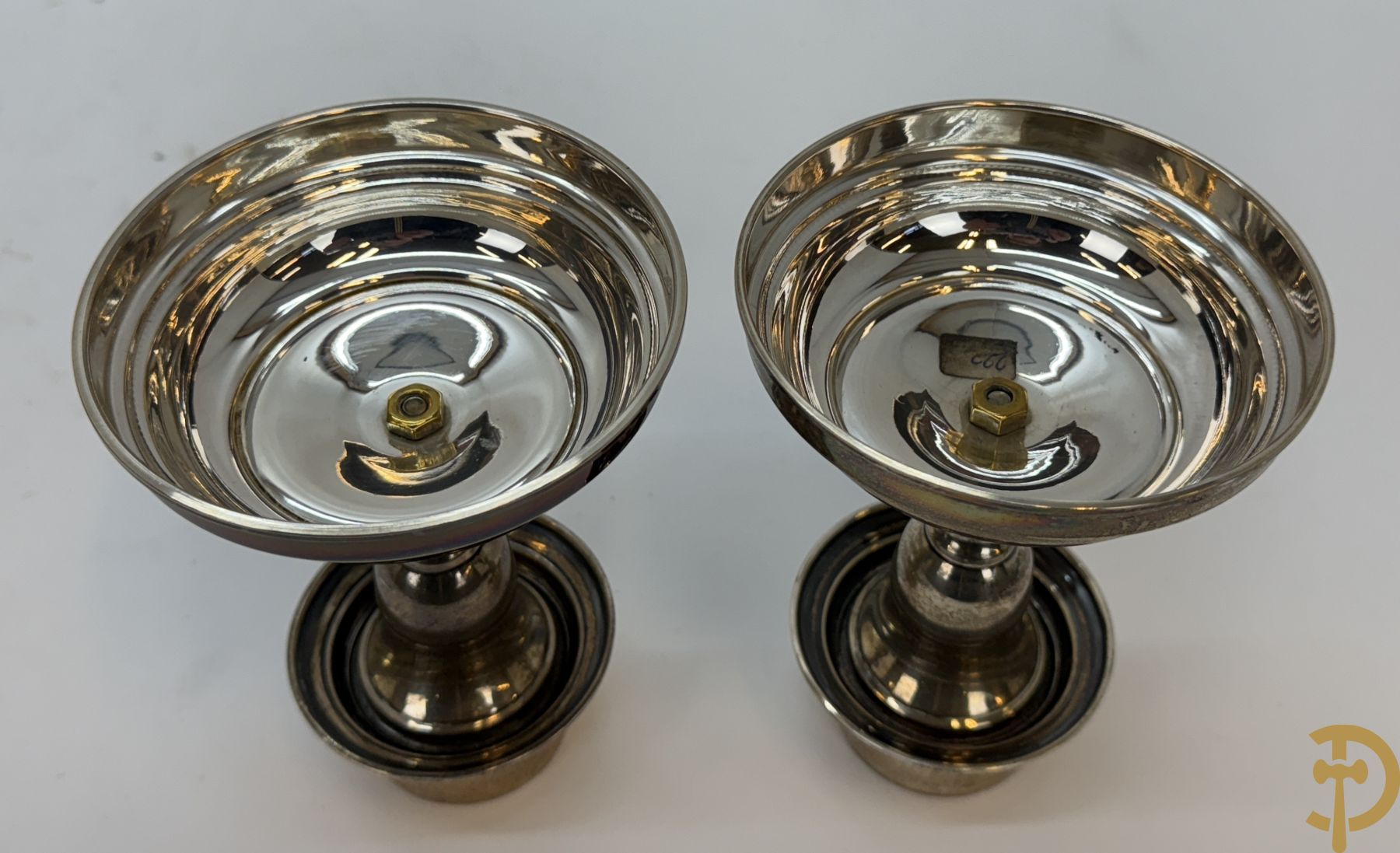 Massief zilveren kandelaar als lampadaire, 835 gemerkt, bezet met accanthusranken + 2 kleine massief zilveren kandelaars