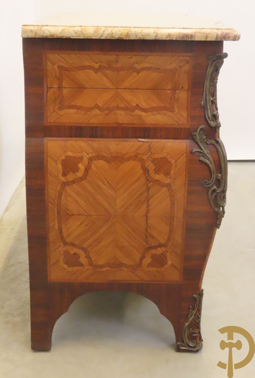 Gegalbeerde vierladencommode met bronsbeslag, marqueterie en marmeren blad