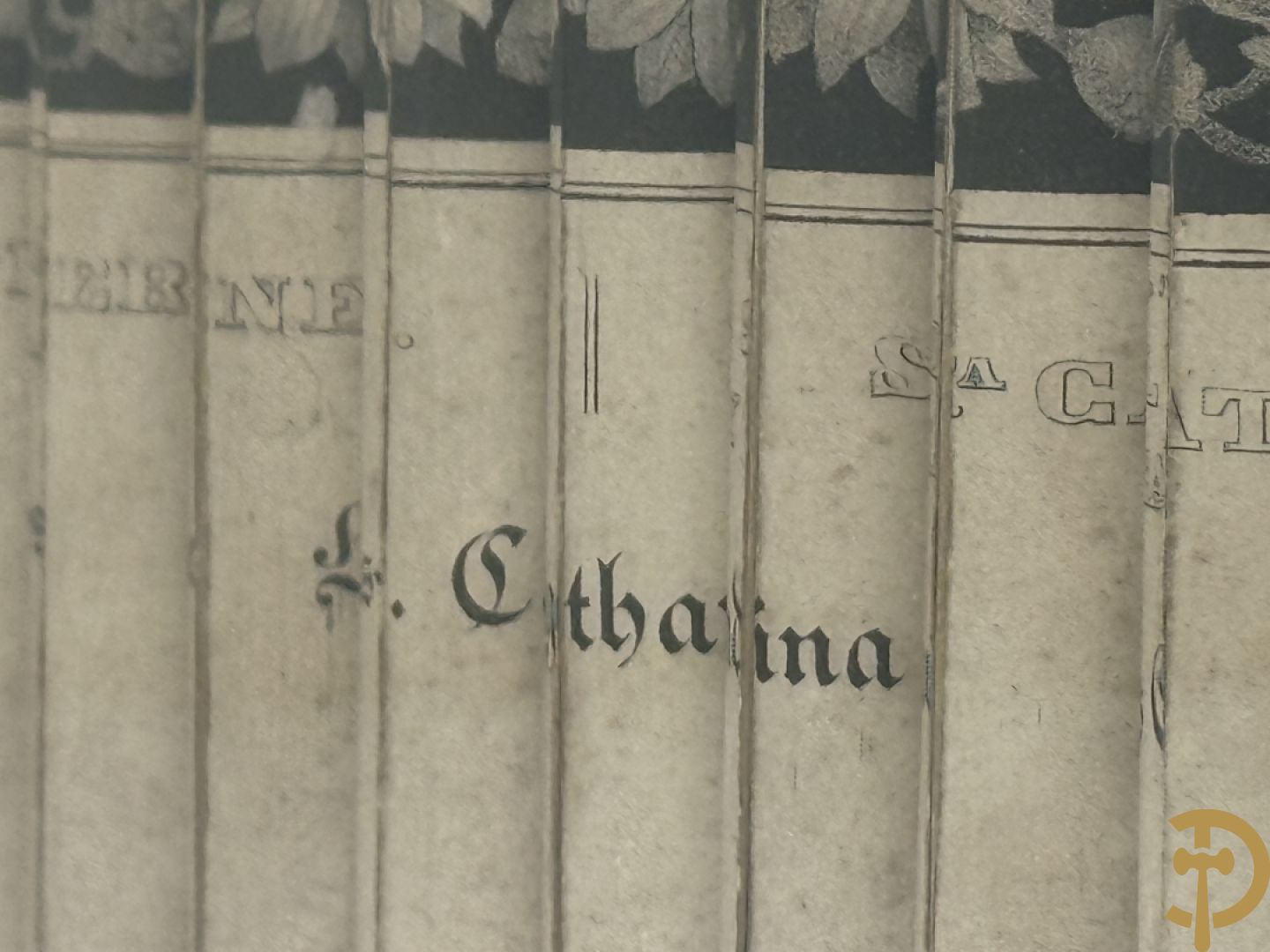 Vergulde Charles X kader met religieuse gravure in prisma gesneden met links en rechts ander zicht