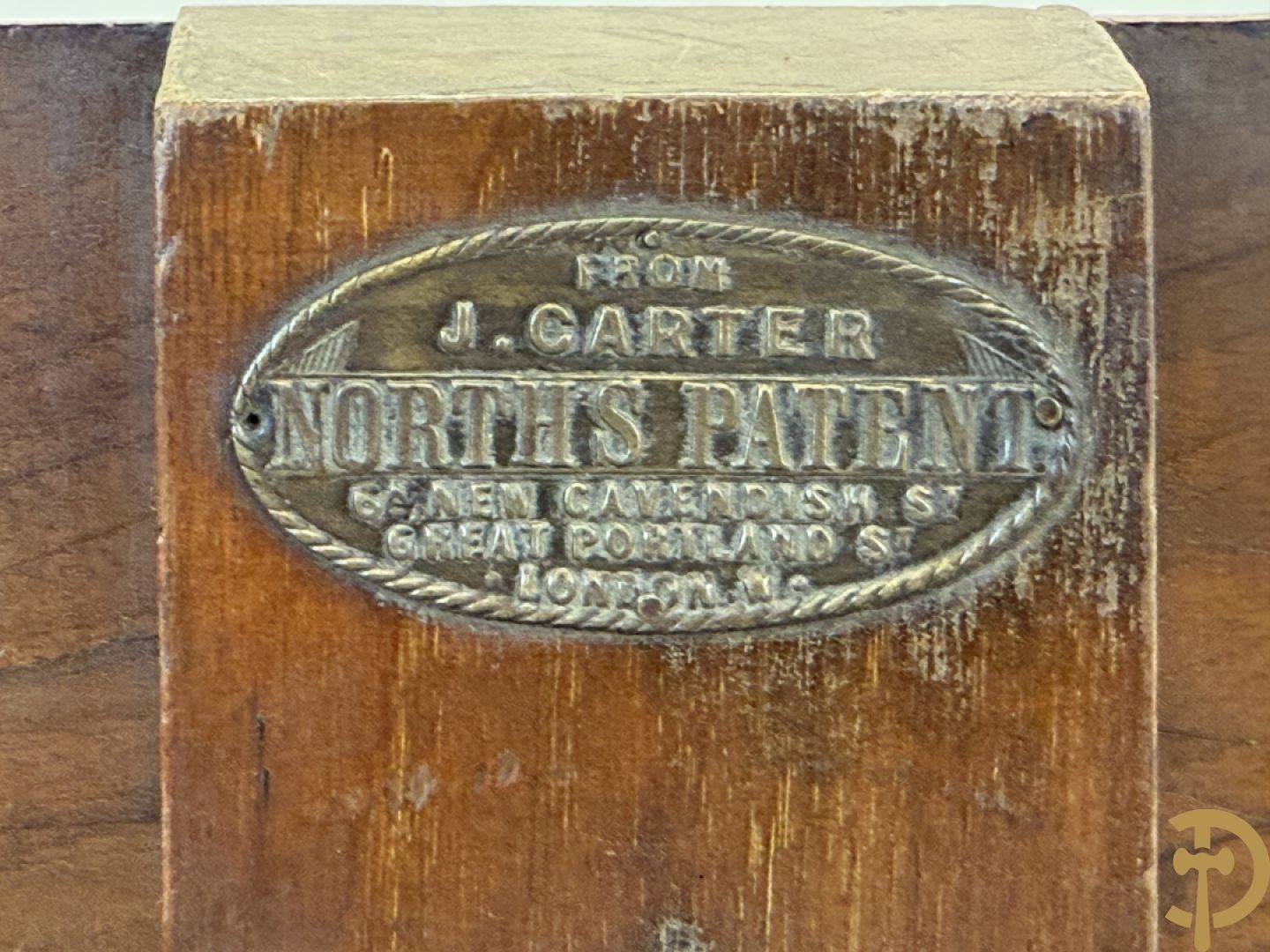 Leesstandaard met verstelbare boekhouder en zijdelings omhoog verplaatsbaar bijzettafeltje voor thee op gietijzeren draaibare voet, rond 1900 gemerkt J . CARTER - North