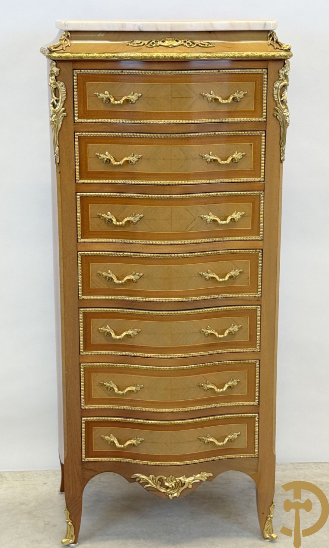 Notelaren zevenladenkast met bronsbeslag op voluutvormige poten - bovenaan marmeren blad