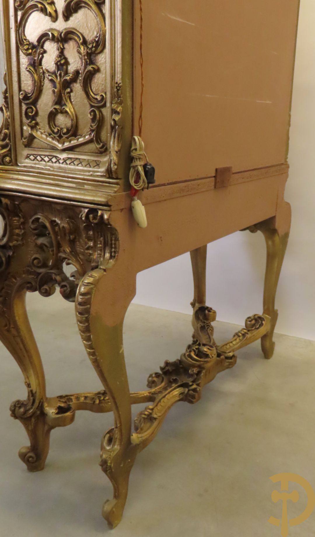 Uitzonderlijke vergulde Louis XV eetkamer bestaande uit vijfdeursdressoir met voluutvormige accanthusranken en rocailles, beschilderd met bloemenmotieven en centraal tafererel met hoornen des overvloeds + bijhorende spiegel vergulde tafel op voluutvormige poten met zes bijhorende stoelen + vitrine met accanthusranken en centrale deur, op voluutvormige poten