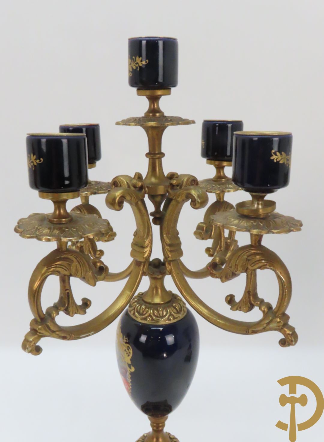 Twee porseleinen Stijl Sèvres cassolettes + dekselpotiche met bloemendecor + vijfarmige kandelaar Sèvres stijl, ACF