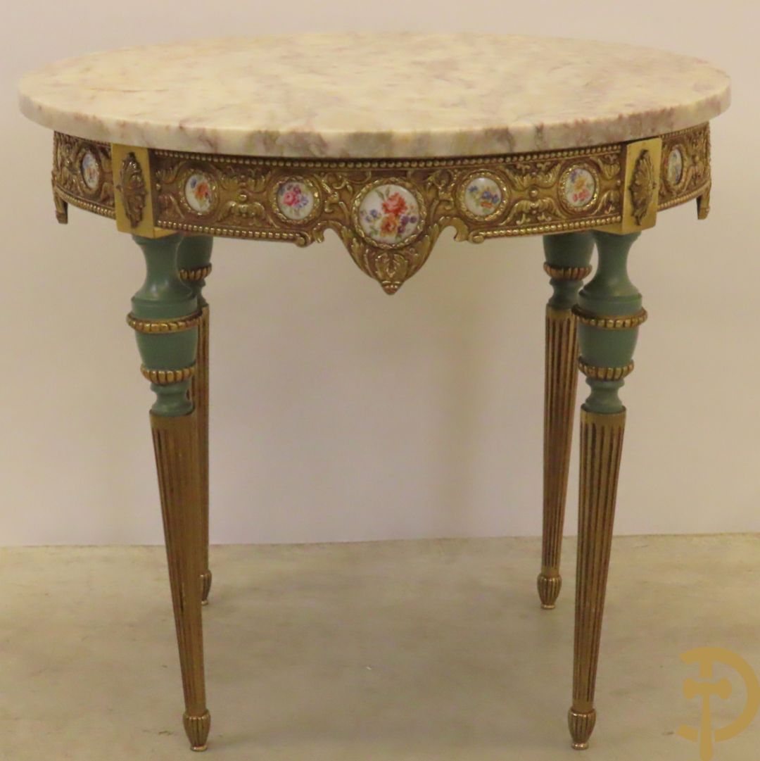 Koperen ronde bijzettafel bezet met porseleinen plakkettes