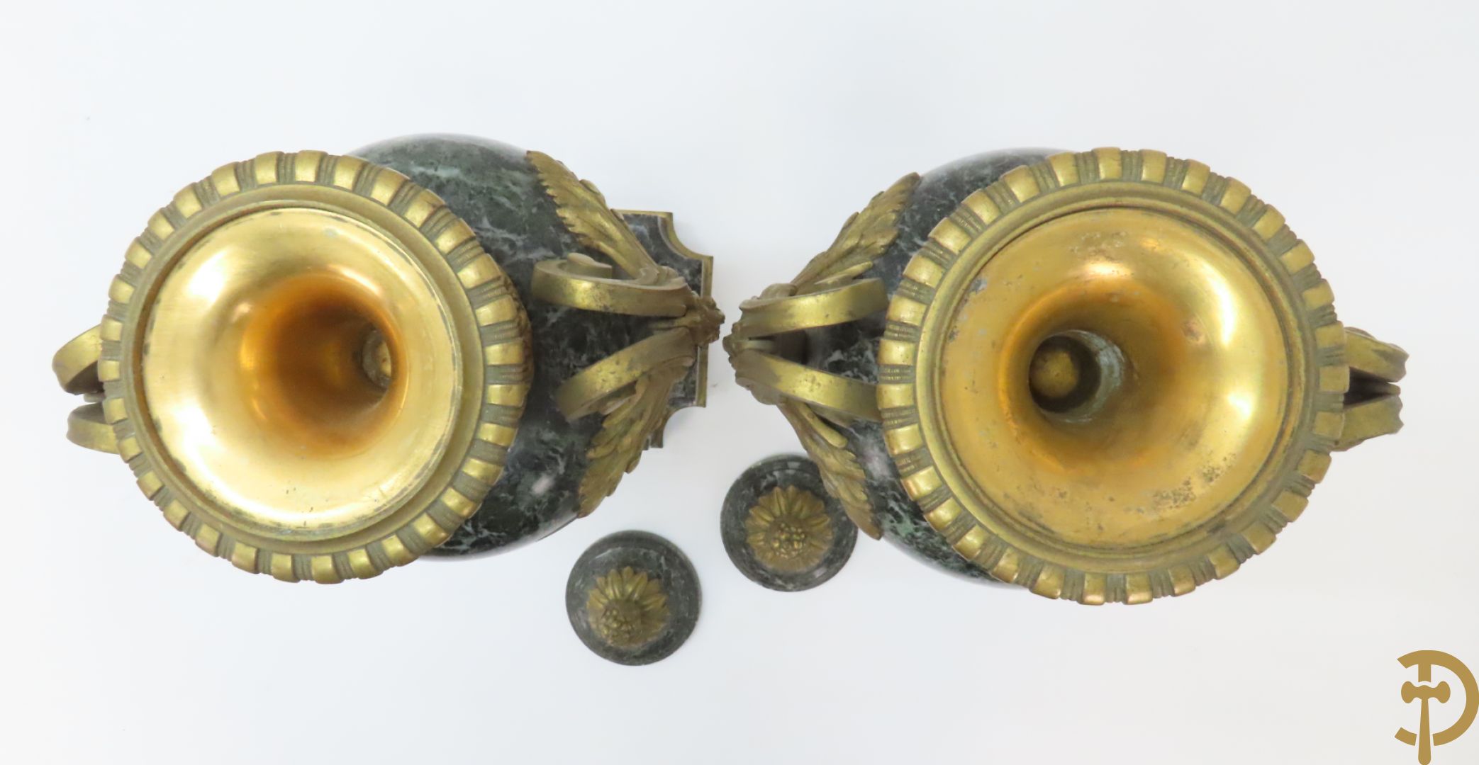 Paar marmeren cassolettes met los deksel, zijdelings bezet met accanthusranken en bloemen