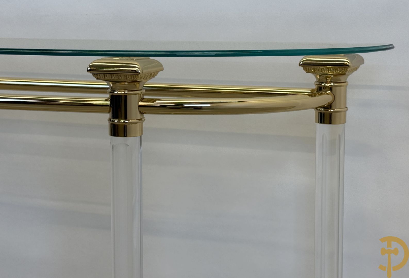 Moderne console met koperen frame op 4 helder plexi poten