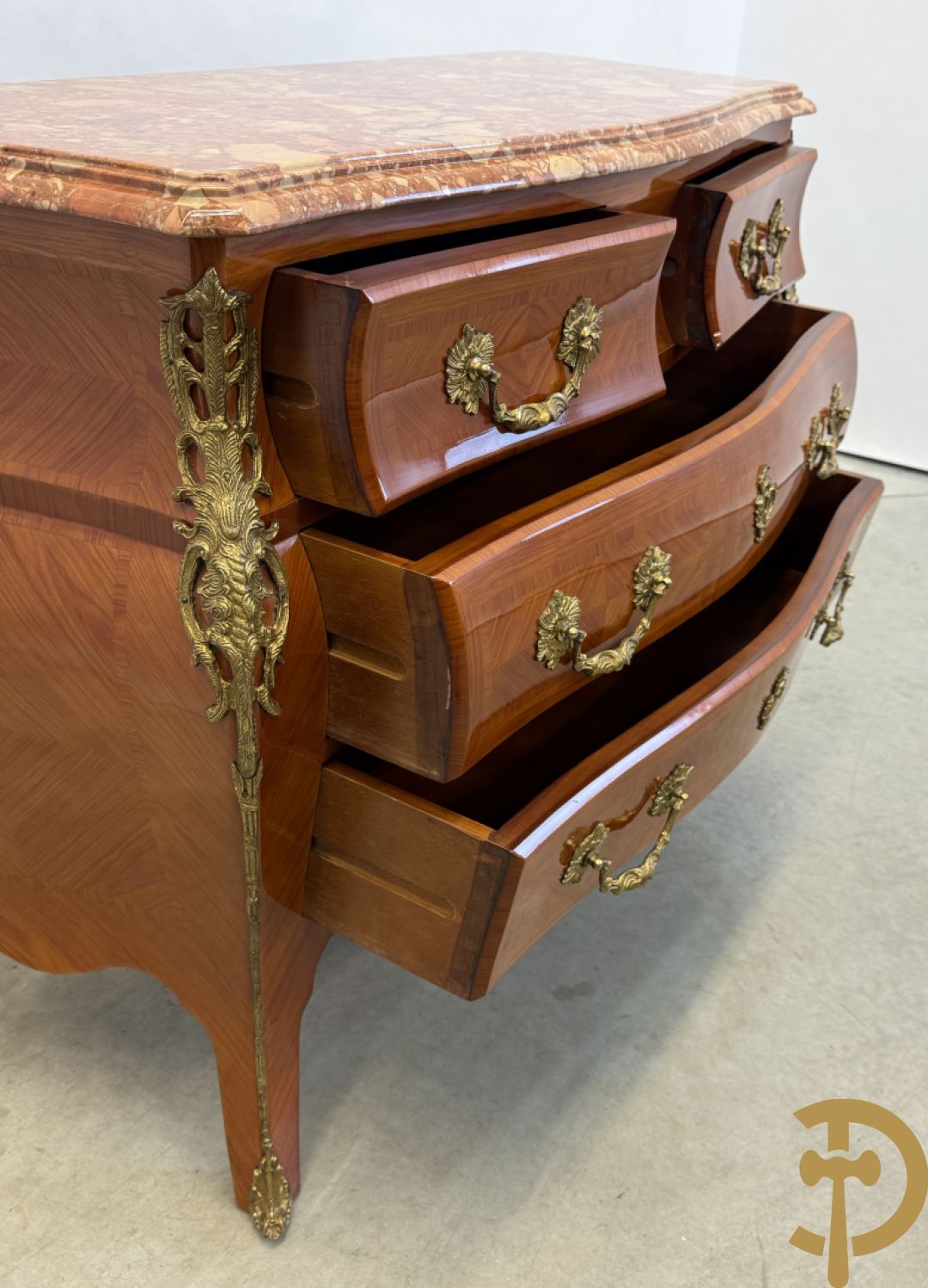 Gegalbeerde notelaren vierladencommode bezet met bronsbeslag en marmeren blad