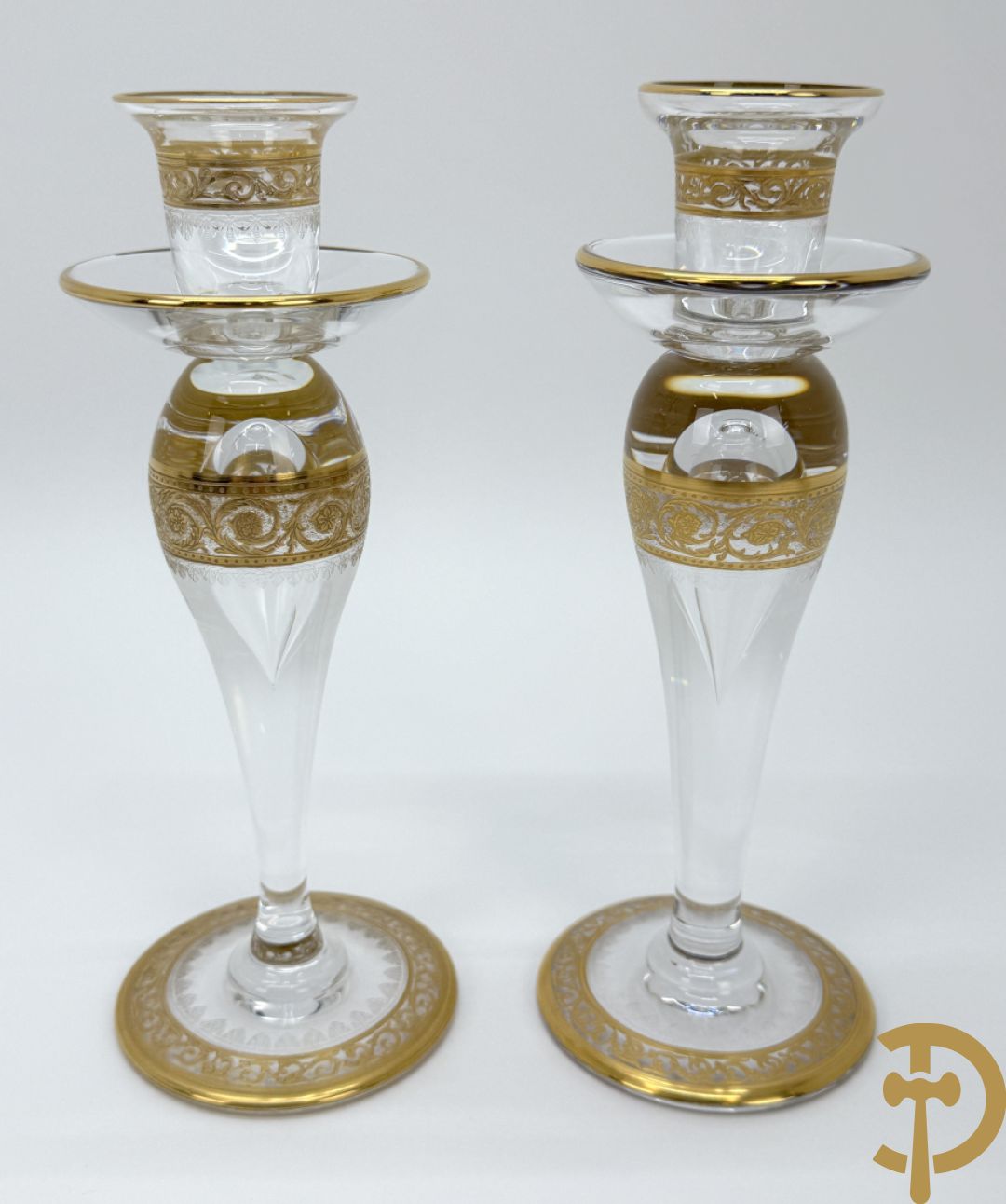 Paar kristallen kandelaars, Thistle Or, Saint Louis gemerkt