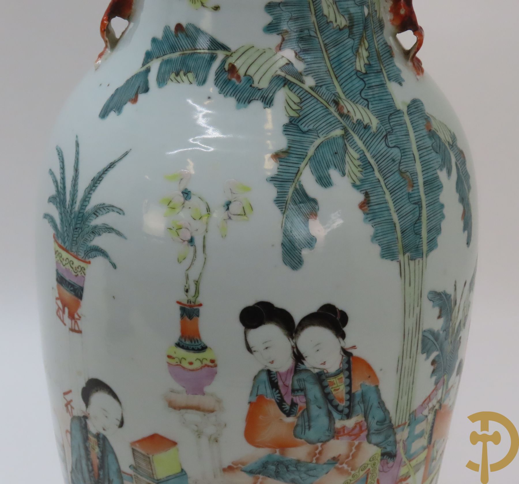 Chinese porseleinen vaas met decor van dames en kinderen in interieur