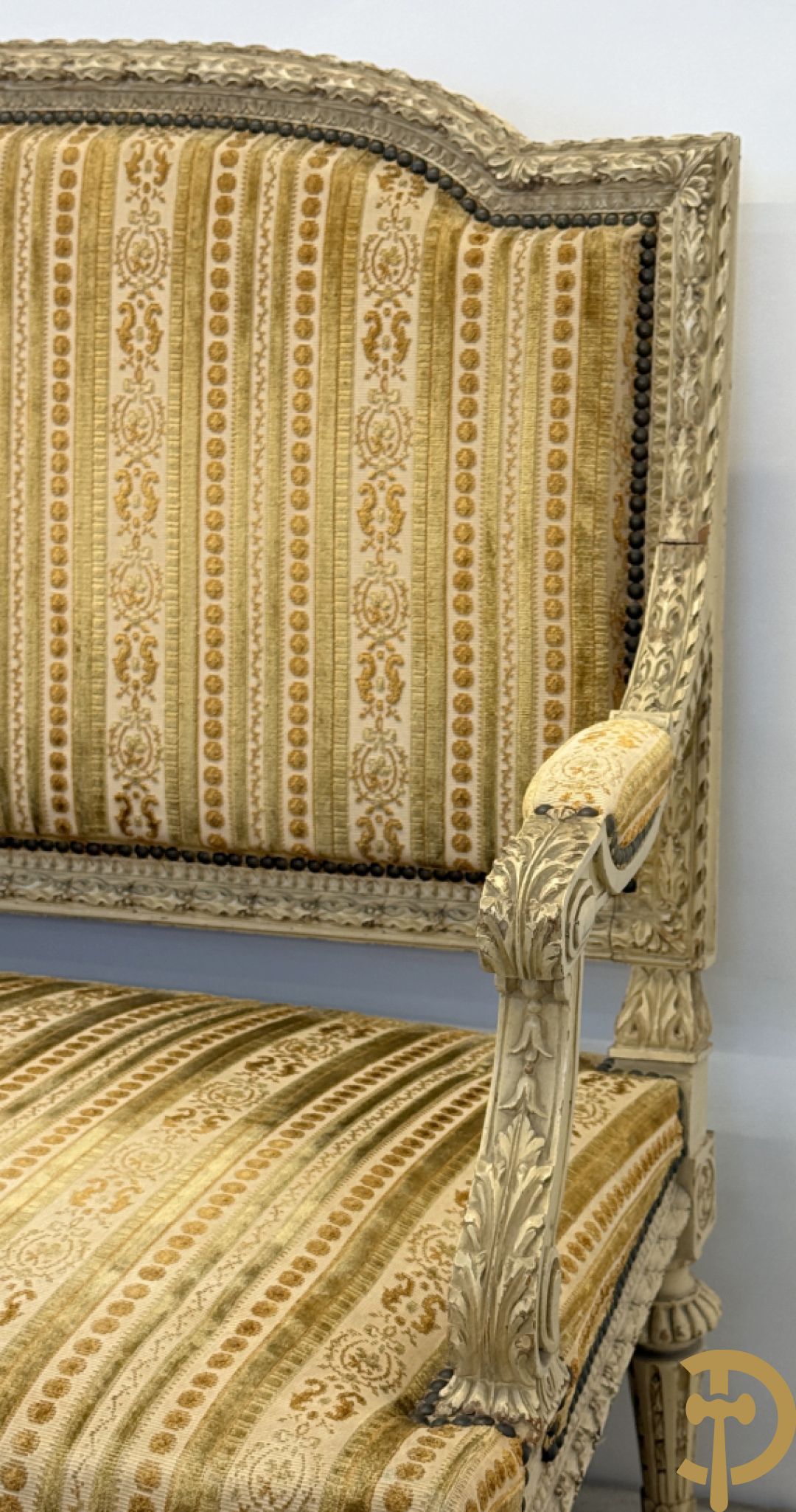 Gemonochromeerd salonensemble met gesculpteerde bladranken bestaande uit canapé, 2 armzetels en 3 stoelen