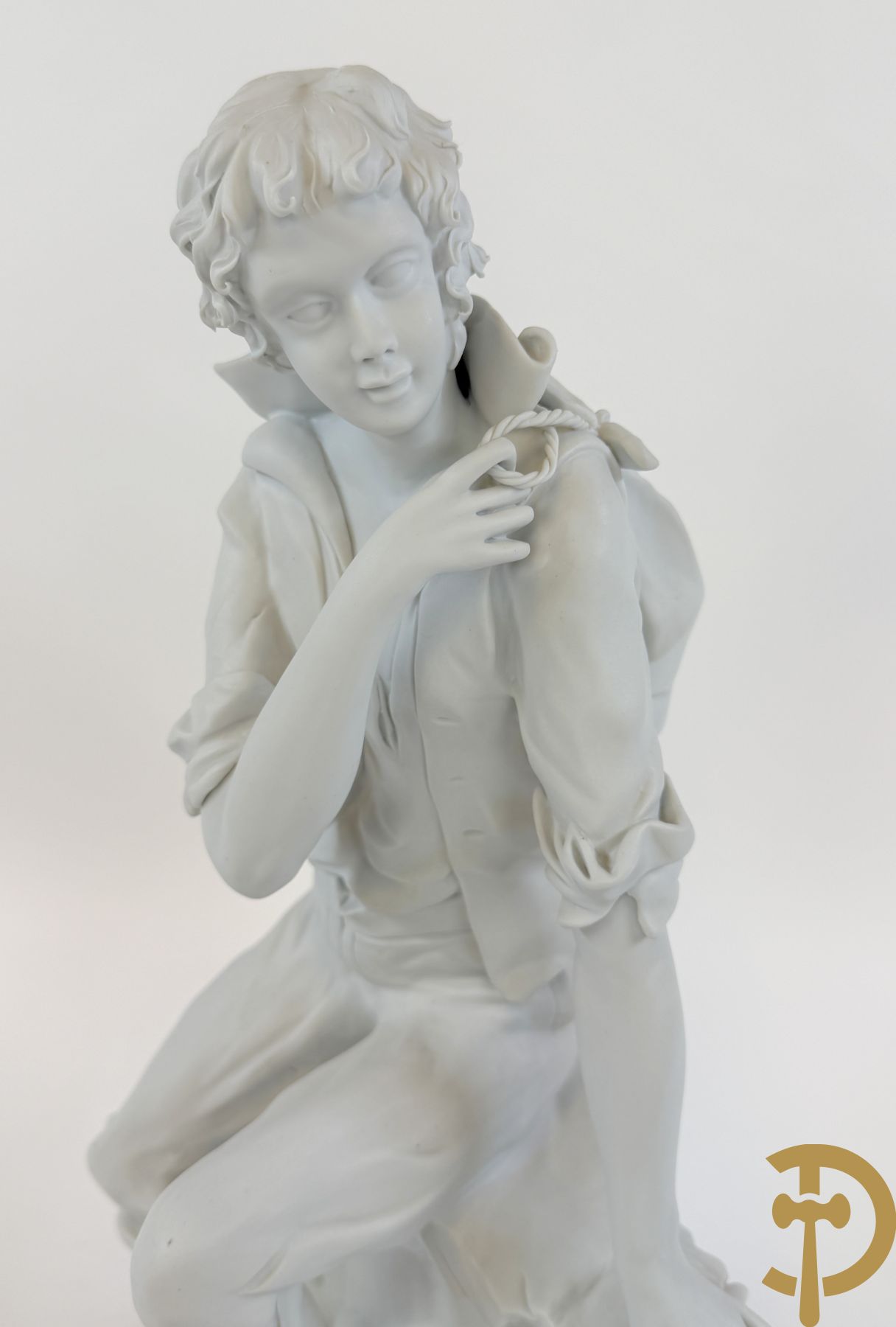 Italiaanse biscuitgroepen w.o. grote groep met 2 liggende naakte dames met zwaan, jongeman op rots, vioolspeler met edeldame, dame met kanten jurk en kinderen + Armani G. getekend 