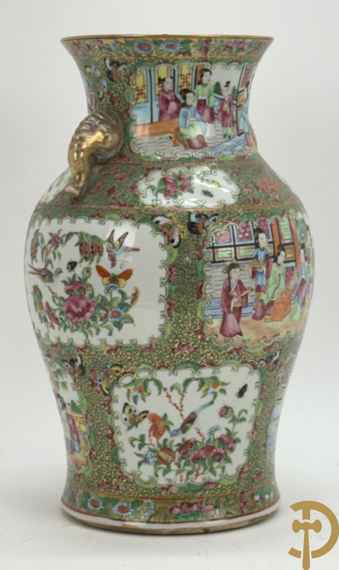 Chinese porseleinen Kantonvaas met geanimeerde taferelen, bloemen, vogel en vlinderdecor