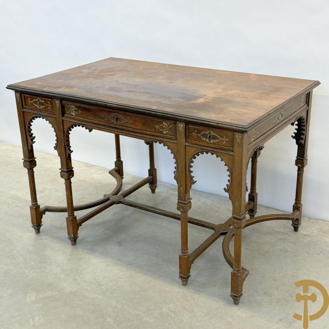 Syrische schrijftafel in exotische houtsoorten met 3 lades op 8 poten met boogvormige en deel vergulde motieven, 19e