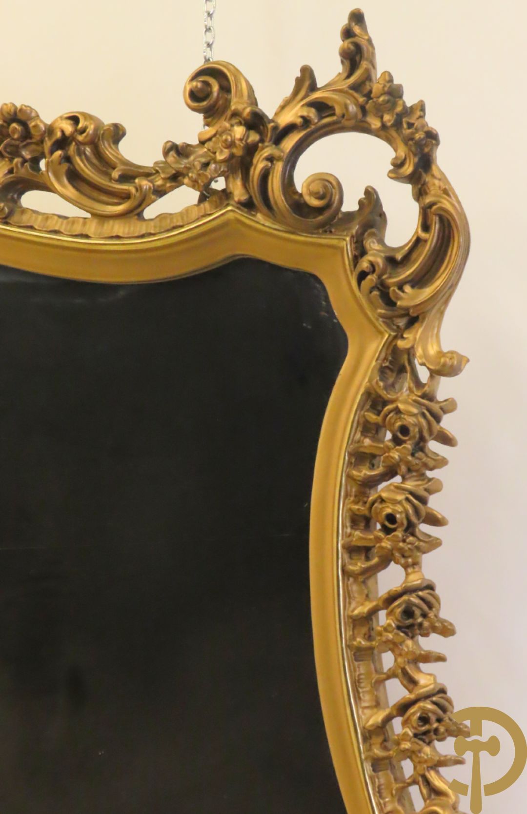 Uitzonderlijke vergulde Louis XV eetkamer bestaande uit vijfdeursdressoir met voluutvormige accanthusranken en rocailles, beschilderd met bloemenmotieven en centraal tafererel met hoornen des overvloeds + bijhorende spiegel vergulde tafel op voluutvormige poten met zes bijhorende stoelen + vitrine met accanthusranken en centrale deur, op voluutvormige poten