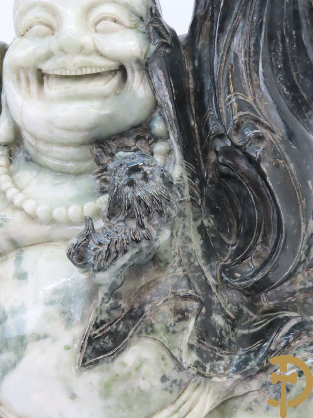 Zittende lachende boedha met kralenkrans en fo hond in gesculpteerde tweekleurige nefriet