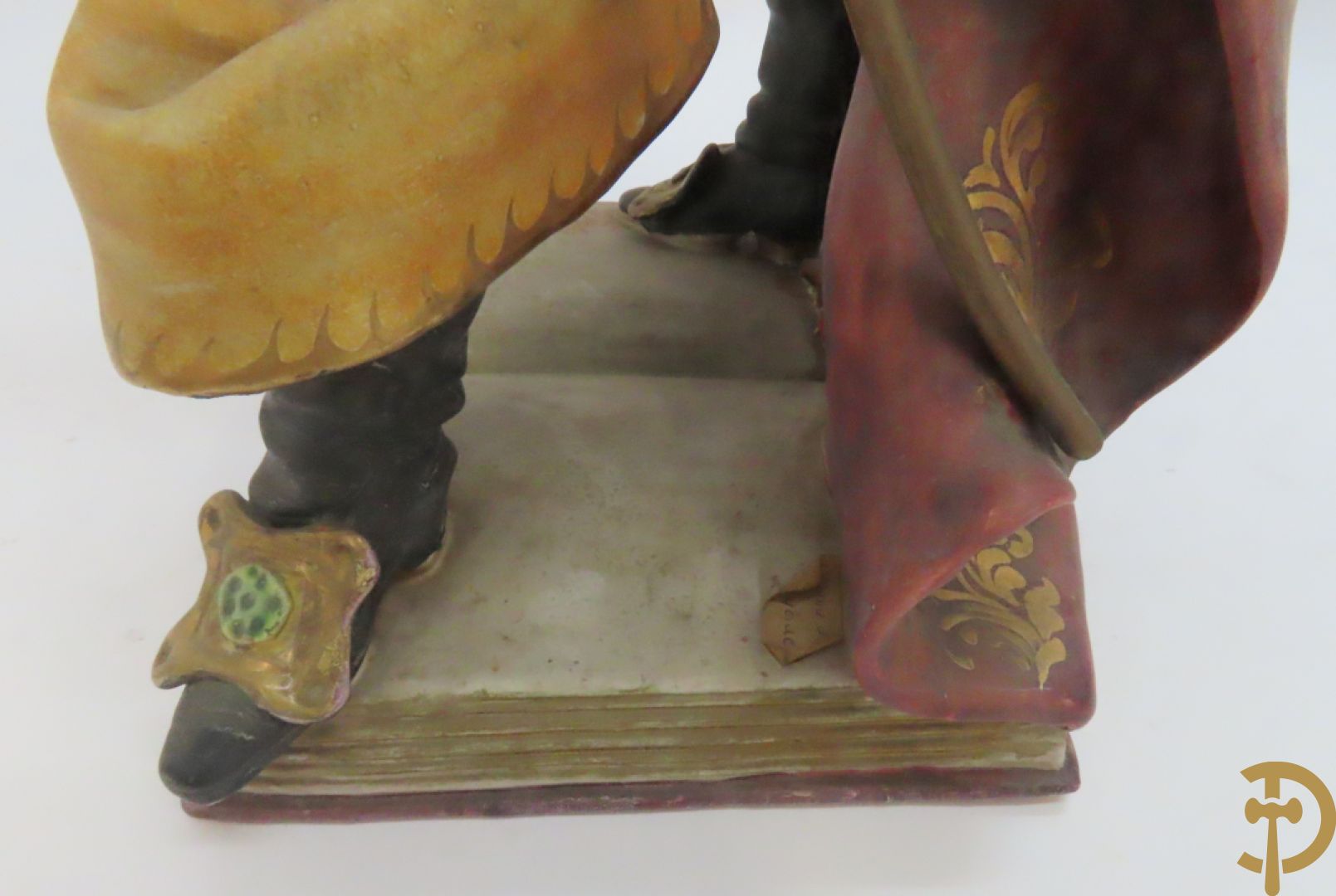 Twee Italiaanse beelden in meerkleurige faience, Cirano de Bergerac