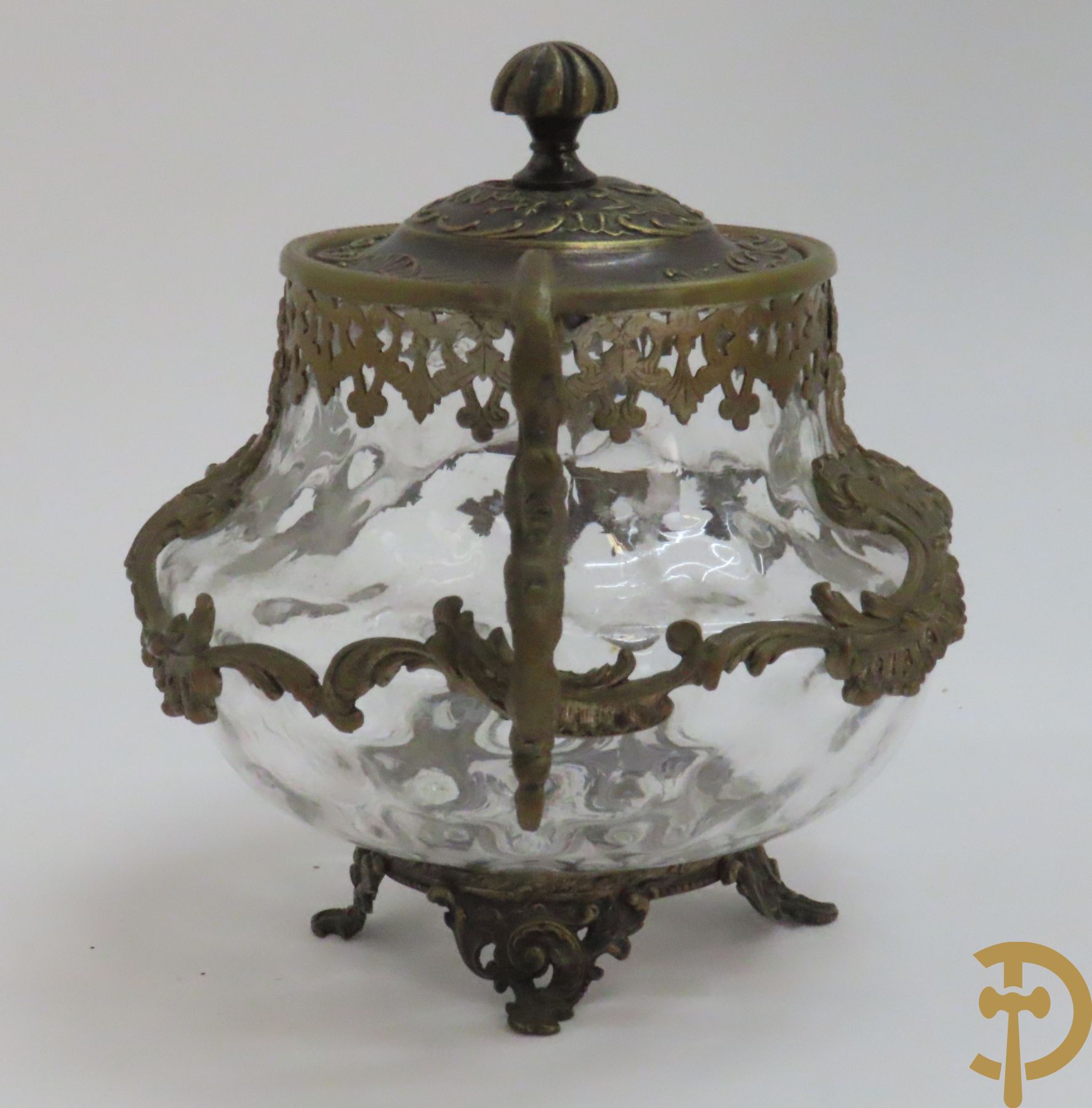 Twee decanteurs + olie- en azijnstel + 2 schenkkannen + twee-orig dekselpotje