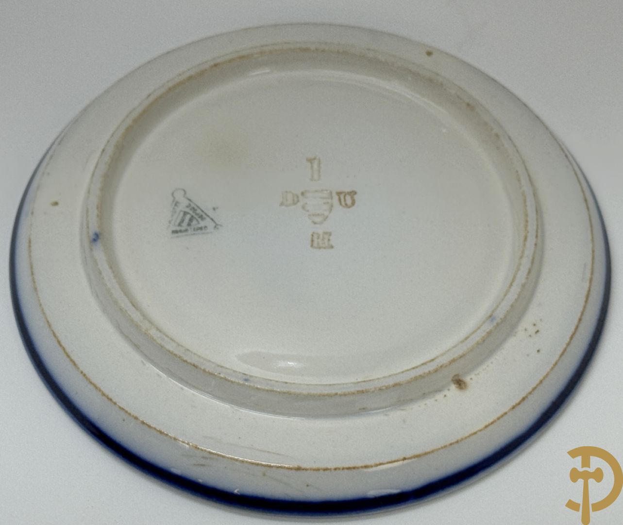 Keramieken boterschaal gehouden in houten gesculpteerde omranding met accanthusranken, onderaan gemerkt Waechtersbach