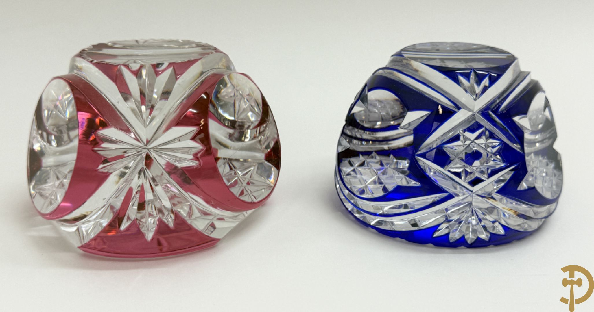 Twee presse papiers van Cristallerie d