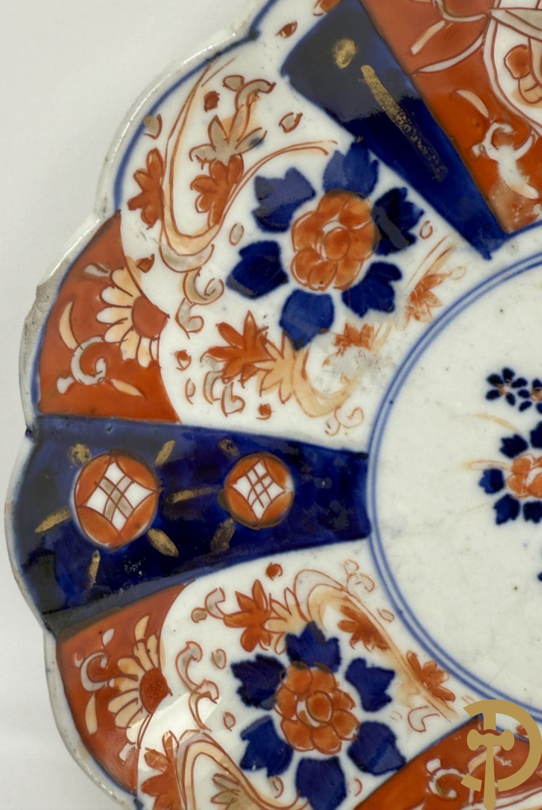 Japanse porseleinen Imari dekselvaas met bloemenmotief + klein flesvormig pique fleur vaasje + 2 Imari bordjes
