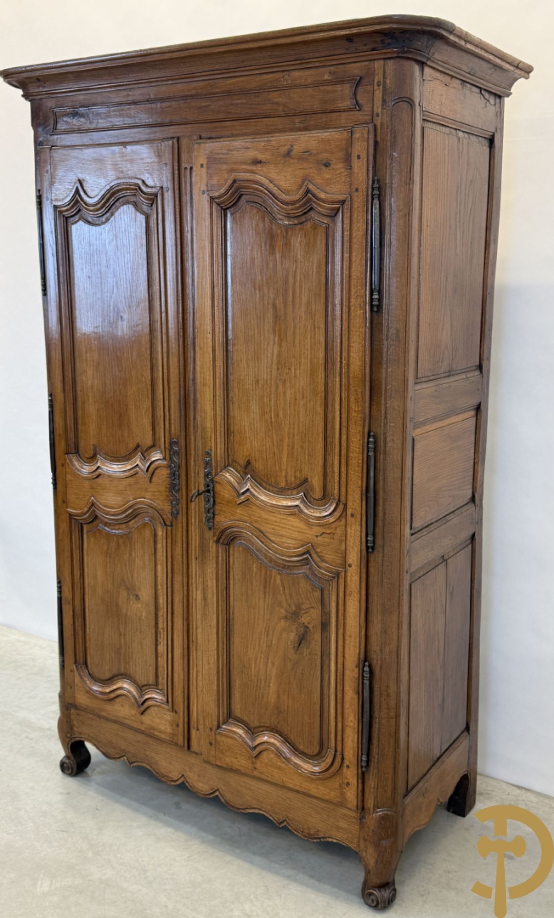 Massief eiken tweedeurskast met gezwaaide deuren op voluutvormige poten