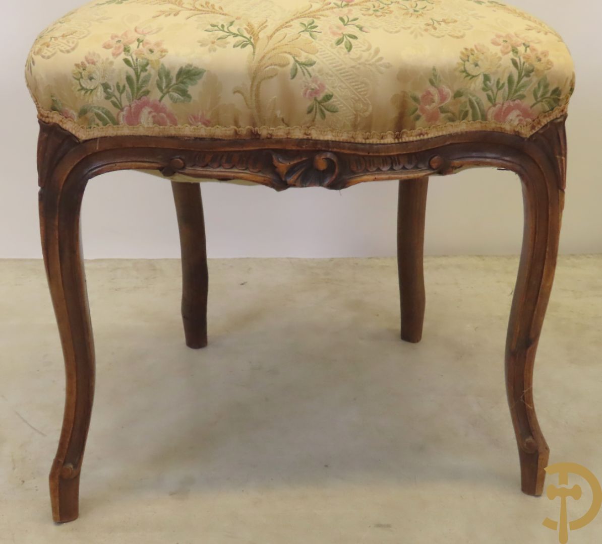Vijfdelig Louis XV salonensemble in beuk bestaande uit tweezit, 2 armzetels en 2 stoelen