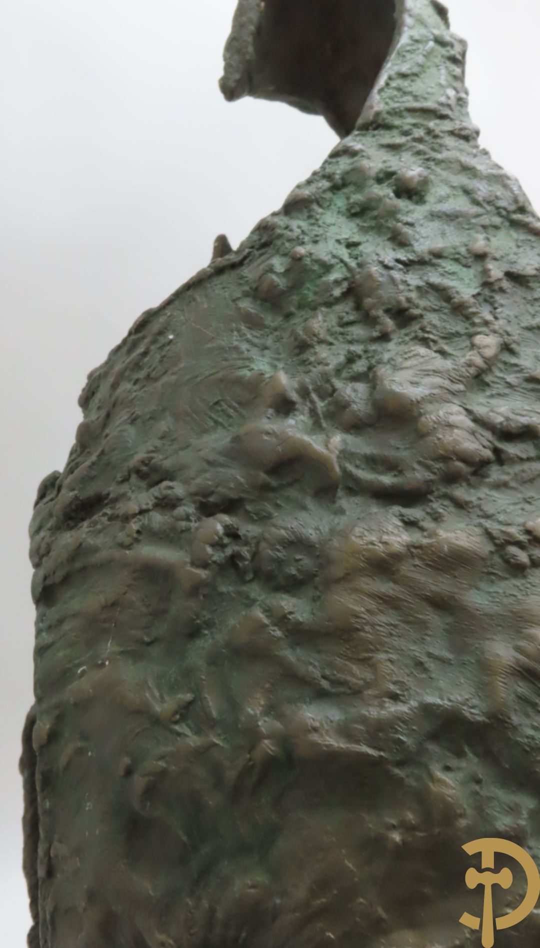 LAMPENS Mark getekend op arduinene sokkel - Kegelvormige bronssculptuur met grillig rolwerk