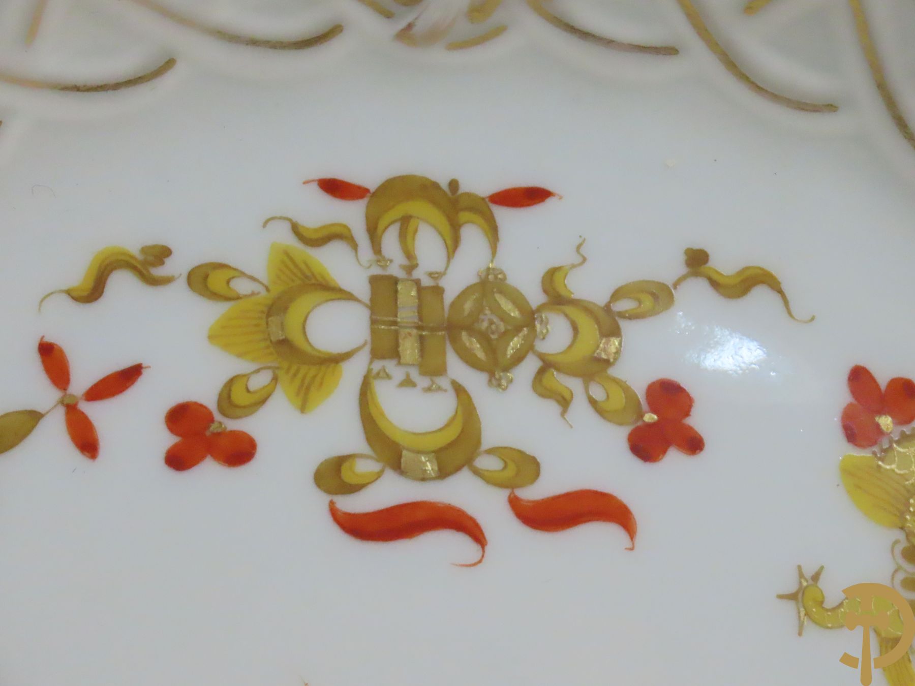 Zes porseleinen borden onder gemerkt met zwaarden / Meissen : 1 bord met stadstafereel, 1 verlucht bord met drakendecor, 1 bord met vogeldecor, 1 met bloemen en 2 met bloemendecor omgeven door vergulde rand