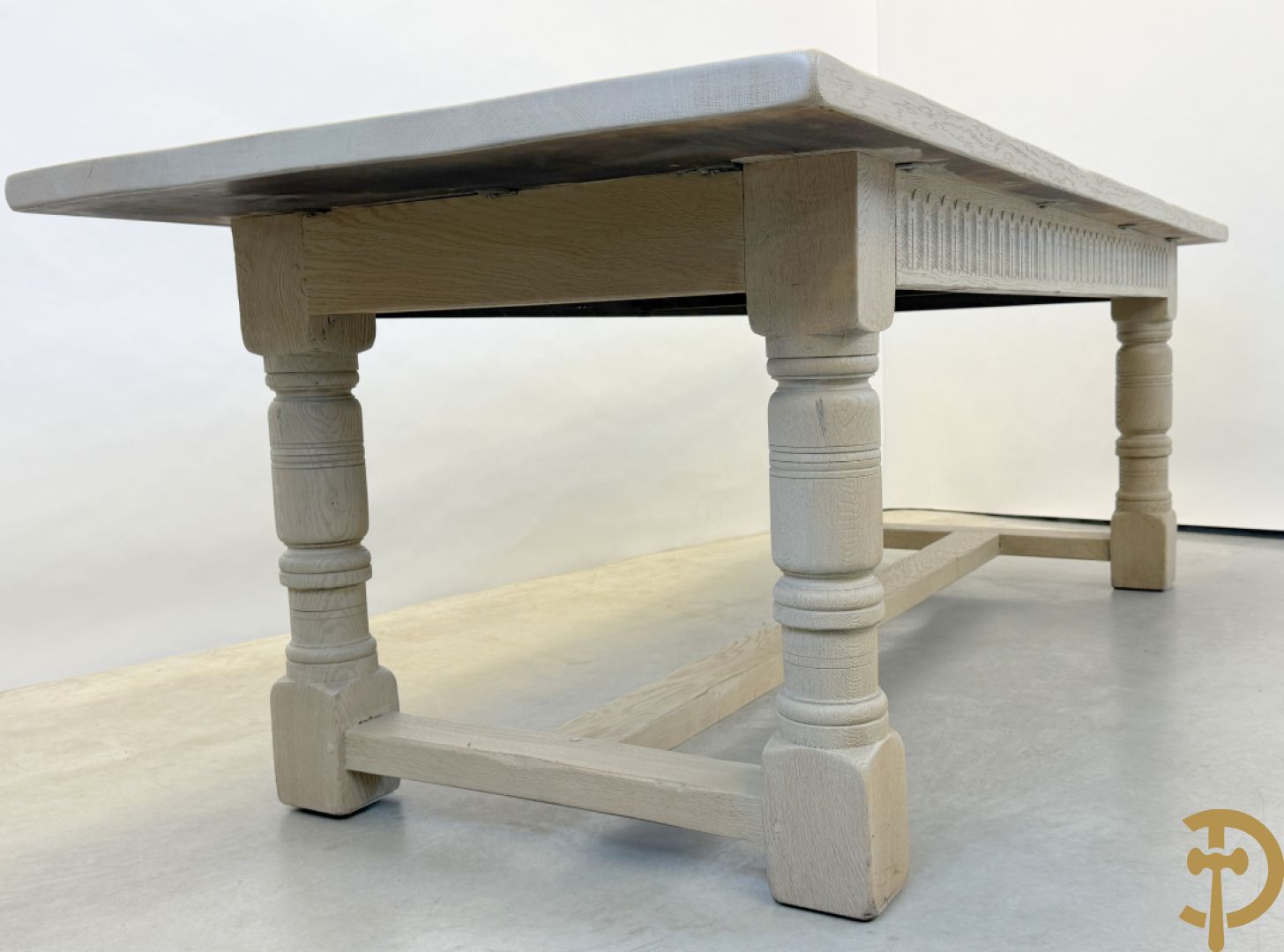 Eiken geceruseerde lange tafel met zijdelingse cannelures op ballusterpoten