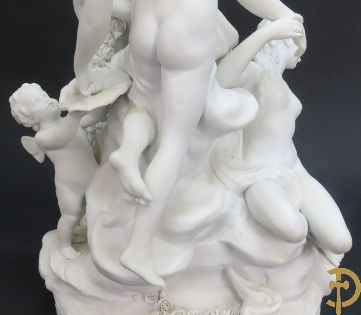 Porseleinen sierbeeld met 4 naakte dames en cupido bezet met bloemenkransen, Sèvres gemerkt