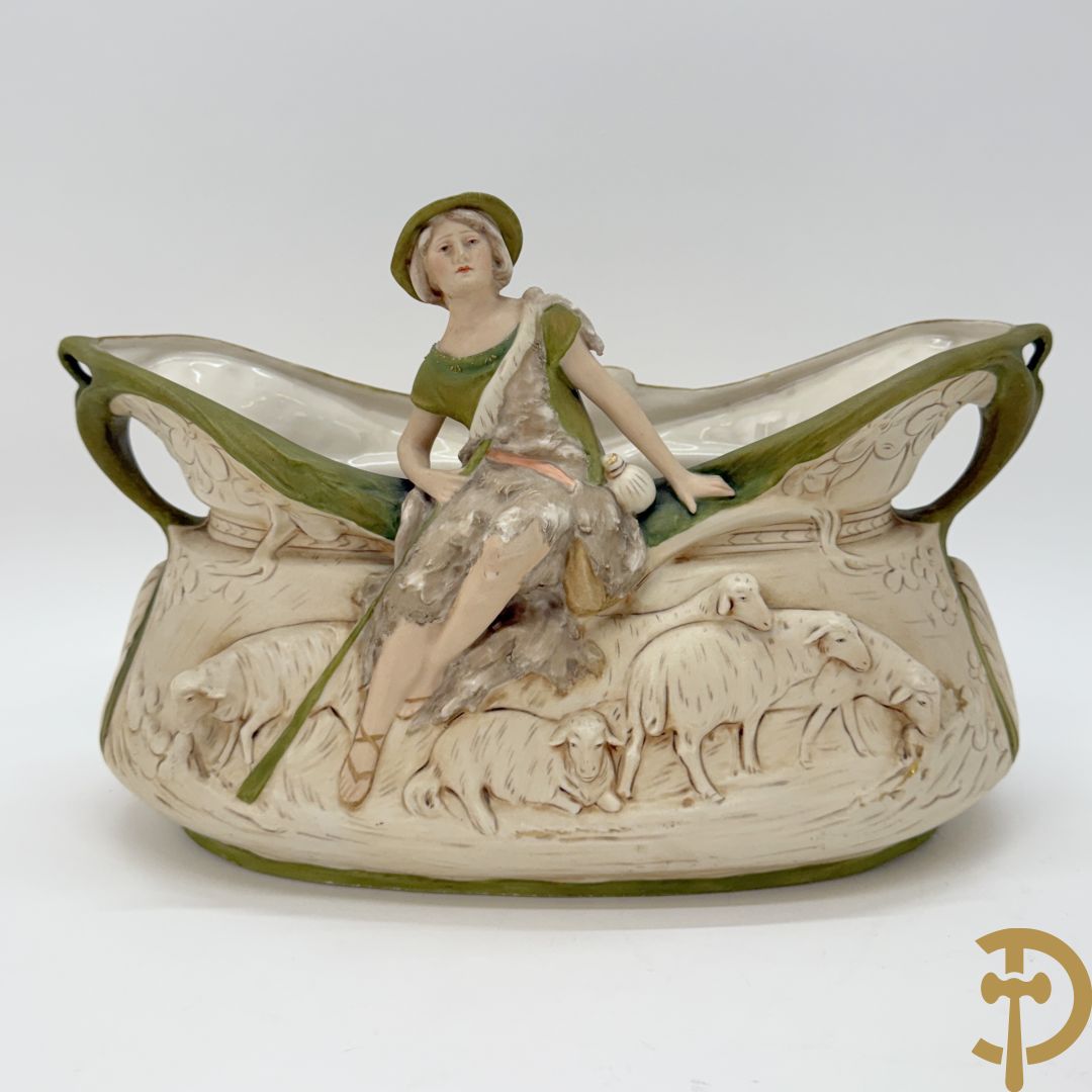 Coupe in Royal Dux met herder en schapen, nummer 1224, gemerkt onderaan