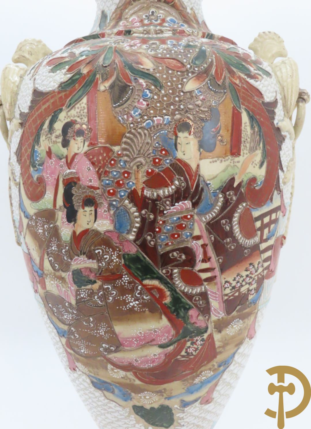 Paar Japanse Satsumat vazen met kijgerdecor en geanimeerde scènes, zijdelings met vogels bezet